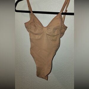SKIMS Thong Seamless Sculpt Bodysuit - Ochre.